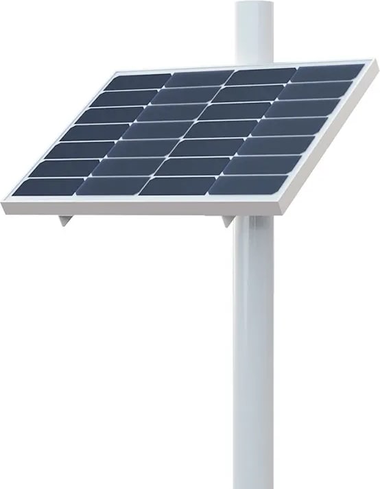 Kit solar PAN01 montado en un poste blanco, visto de frente con el panel inclinado hacia el sol, sobre fondo blanco
